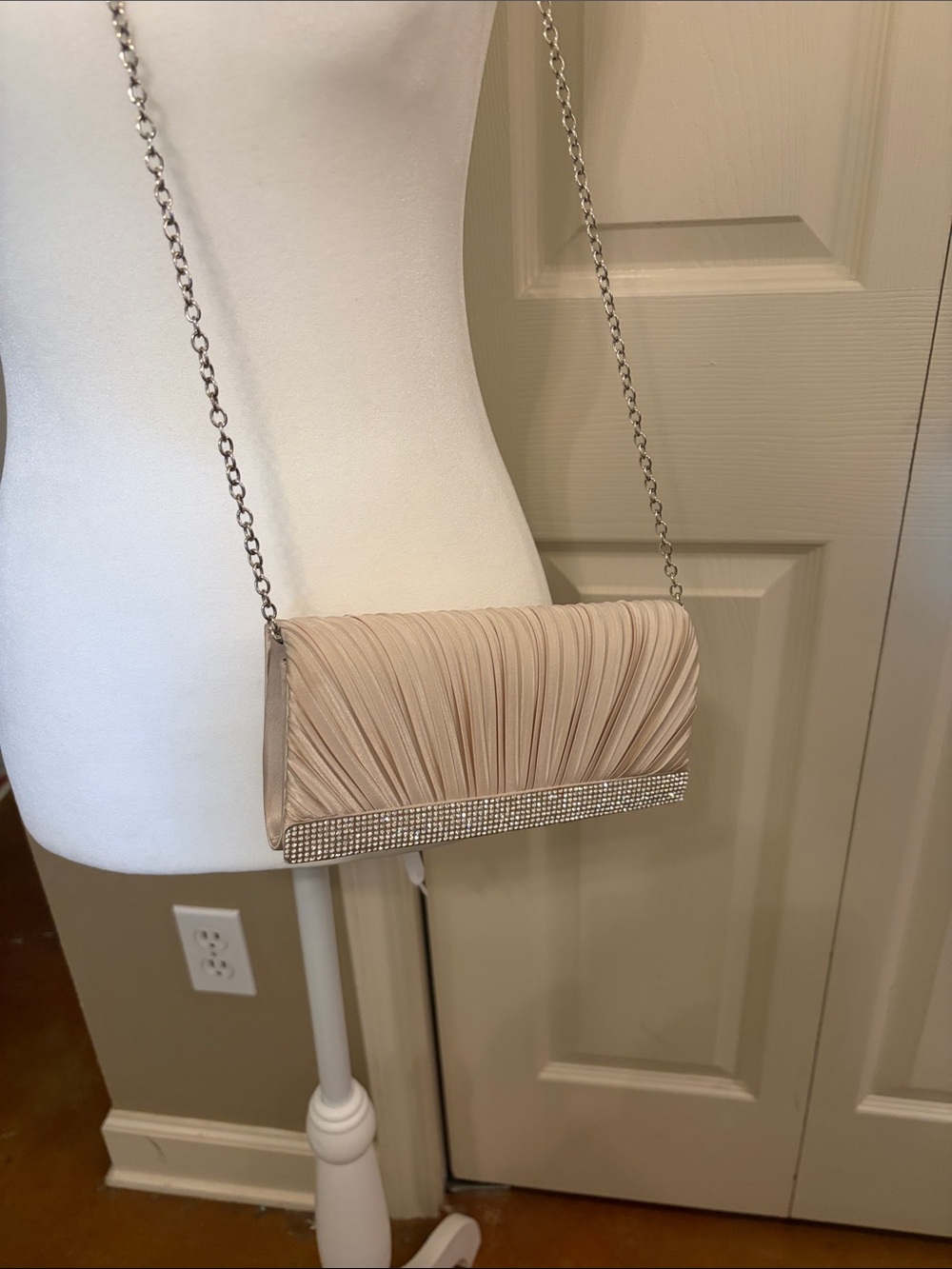 Elegant Beige Evening Clutch with Chain Strap